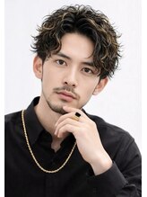 〈ハイライト×スパイラルパーマ〉少し目立ったスタイルで周りと差をつける！［京都］