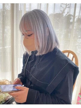 アメリ(Amelie) ホワイトカラー×ぷつっとボブ