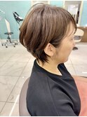 白髪染めを使わないベージュカラーのショートボブ