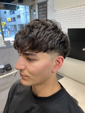 リレーションメンズヘアー(RELATION MEN'S HAIR) スペインカールブルーブラックスキンフェードパーマ メンズ