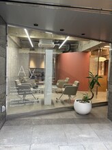 落ち着いたデザイン空間で静かに流れる時間をお過ごしください。 Ay HAIRのスタッフ紹介
