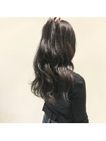 デフィー(DEFY) ダークグレージュカラーのセミロングスタイル