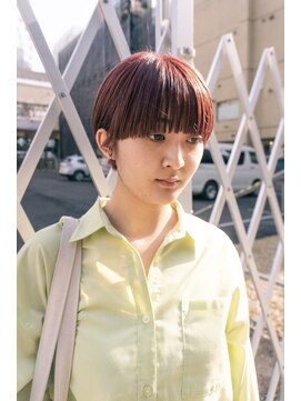 シカ(sica) 広めの前髪にレッドブラウンカラーのショートボブ