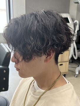 フイ 代々木(Hui) メンズ/アップバング/ツーブロックマッシュ/束感ショート波巻き