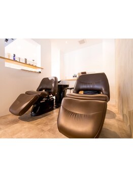 ゆったり落ち着いた雰囲気のサロンです。シャンプー台もフルフラットでリラックスして施術が受けられます♪