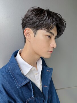 トルネード(TORNADO) メンズショートセンターパートフェザーパーマ面長さんK20251222