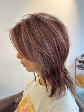 ビハインドザカーテン(BEHIND THE CURTAIN) くせ毛を活かしたレイヤーミディ