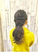 襟足でキュッと絞った大人っぽい,ハーフアップのヘアーセット。