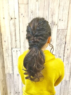 ヘアースペース ムーン(Hair Space MOON) 襟足でキュッと絞った大人っぽい,ハーフアップのヘアーセット。