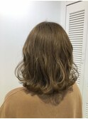 外ハネミディ×おしゃれカーキカラー