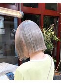 ホワイトシルバーハイトーンボブケアブリーチ切りっぱなしボブ