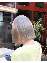 ホワイトシルバーハイトーンボブケアブリーチ切りっぱなしボブ