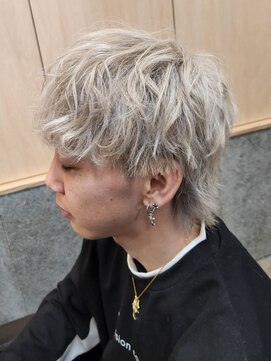 ヒュイル バイ ニアウ(Hwyl by Niau) マッシュウルフメンズカラーハイトーンスパイラルパーマ刈り上げ