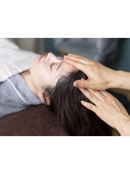 頭皮のコリをほぐしてスッキリ解消！人気の炭酸スパで、頭皮の汚れを落として、髪のハリ・コシUP♪