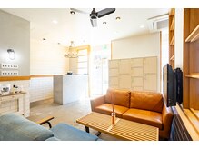 アーサス ヘアー デザイン 鎌ヶ谷駅前店(Ursus hair Design by HEADLIGHT)の雰囲気（落ち着いてすごせる雰囲気作りを心がけております。【鎌ヶ谷駅】）
