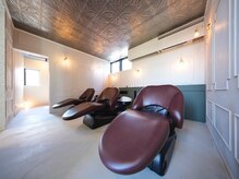 ゆったりと腰かけられるシャンプー台。リラックスできます！