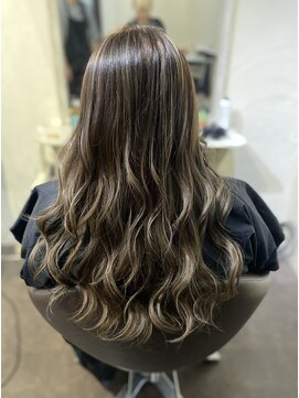 リアリス フレーゼ(Realis Fleuze) アッシュ系ハイライトカラー