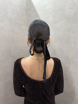 メゾンドムニ 恵比寿(Maison de MUNi) シンプルリボンのタイトシニヨン