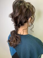 リル 川西(LiL') 【ポニーテール】くすみカラー結婚式二次会パーティーヘアアップ