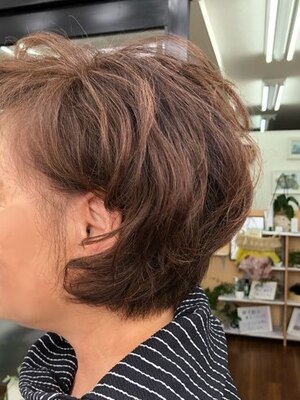 ヘアカラーと同時に出来るパーマ。髪にウェーブがしっかり出て、手触りが柔らかく艶が出ます◎