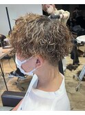 刈り上げセンターパートサーフカールブルーブラッフェザーパーマ