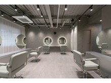 ルネア 蕨(LUNEA)の雰囲気（グレーと光が調和した店内。広々した空間でお寛ぎ下さい。）