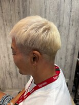 エヌアンドエー せんげん台店(N&A)&nbsp;軽やかな刈り上げで魅せるブロンドベリーショート