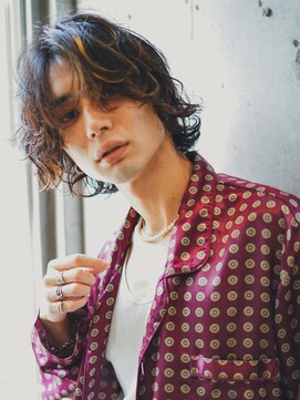 ライラ(Lyla) ノイジーなミディアムボブウルフ　抜きっぱなしハイライト