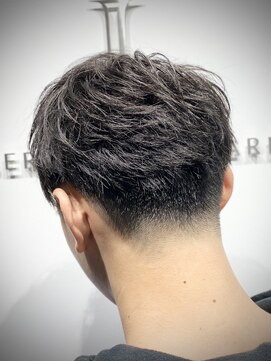 リバティシェアバーバー 銀座(LIBERTY SHARE BARBER) 黒髪王道束感ショート/2ブロック 刈り上げ
