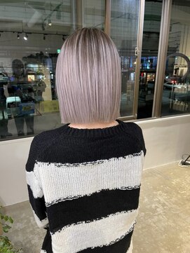 メリー オオサカ(Merly Osaka) 大人気！ホワイトピンクカラーのバレイヤージュ×切りっぱボブ