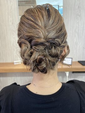 ヴィサージュクルー(VISAGE crew) 控えめシンプルなシニヨンデザイン！