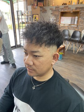 アールズ ヘア(R's hair) 刈り上げセンターパート/波巻きツイストスパイラル/印西