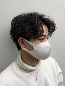 クイーン バイ ノイズ 西院(QUEEN by noism) センターパートスパイラル ツーブロック