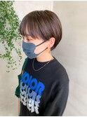 耳掛けマッシュショート、丸みショート、グレージュ