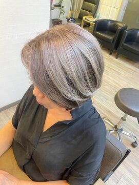 トータルビューティーステラ(TOTAL BEAUTY STELLA) ホワイトシルバーカラーで究極の白髪ぼかし。白髪染め