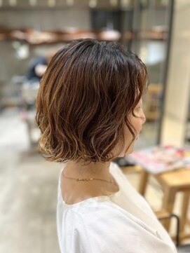ニーイチイチ(211) ゆるふわパーマ/ぱつっとボブ