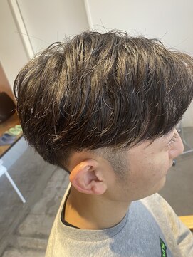 シェリー(Che'ri) 刈り上げセンターパート×フェザーパーマ(山崎)