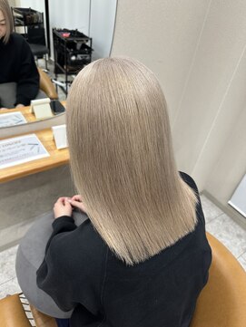 シカ 神戸三宮元町店(Cica) ホワイトベージュ　ブリーチ　ハイトーン　ベージュ　カラー