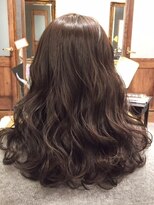キヴィ(kivi) 透明感アッシュグレージュ 大人ゆるふわロング