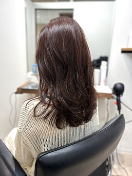 エレノア 藤沢(Eleanor) ピンクブラウンのロングレイヤースタイル