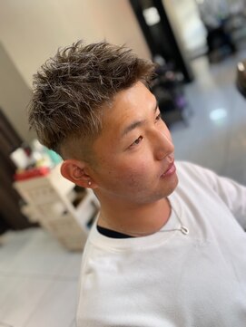 アイズ 海老名(AIZU) メッシュキャップフェード短髪金メッシュ