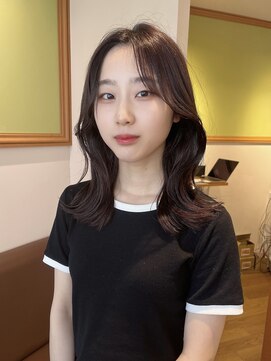 リタ(Lita) ★くびれヘア/ミディアム/顔まわりカット/前髪なし