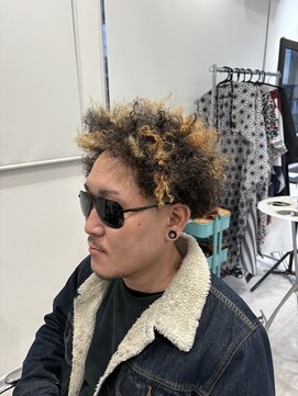 キューカンバー(CUCUMBER) 針金アフロ　毛先ブリーチ　メンズ