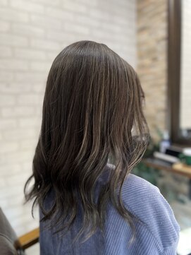 アトリエナガノ(atelier nagano) ニュアンスカラー/センターパート/ツヤ髪スタイル/ブルージュ