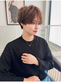 丸顔でも似合う10代20代パーマクビレ低め束感ショートヘア