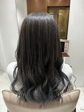 ビオラバイフーガ 綱島(Viola by FUGA) ハイライトシルバーグレーカラー＊ゆる巻セミロング20代30代40代