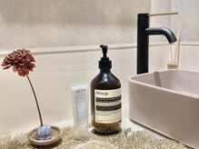 フェイス 石川町 (FACE)の雰囲気（ベージュの店内で落ち着いた大人な雰囲気です[石川町/髪質改善]）
