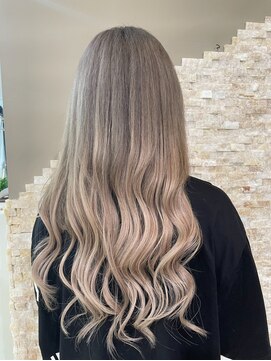 テイス 新宿(TACE) ホワイトシルバー[ネビージュ/黒髪/小顔/新宿]