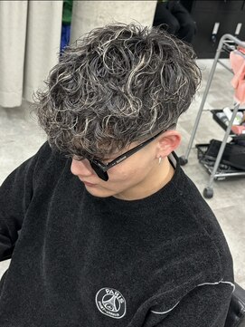 イーラ(era) スパイラルパーマスペインカールメッシュ刈り上げフェード
