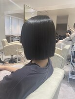 エミィ(emii.)&nbsp;ダメージレス縮毛矯正と顎下切りっぱなしボブスタイル